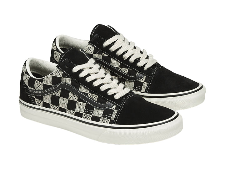 Tenis VANS Old Skool con diseño de cuadros en blanco y negro, suela blanca y agujetas blancas.