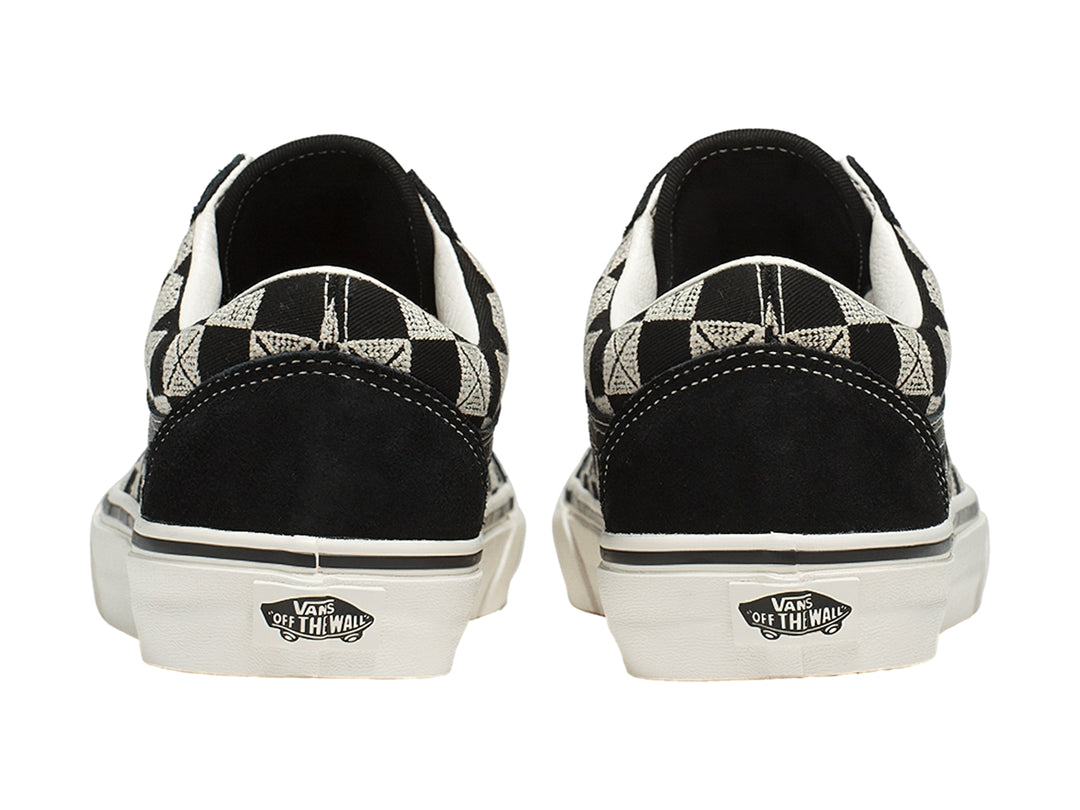 Tenis VANS Old Skool con diseño de cuadros en blanco y negro, suela blanca y agujetas blancas.