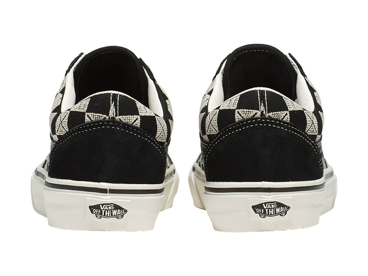 Tenis VANS Old Skool con diseño de cuadros en blanco y negro, suela blanca y agujetas blancas.