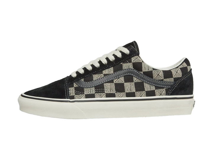 Tenis VANS Old Skool con diseño de cuadros en blanco y negro, suela blanca y agujetas blancas.