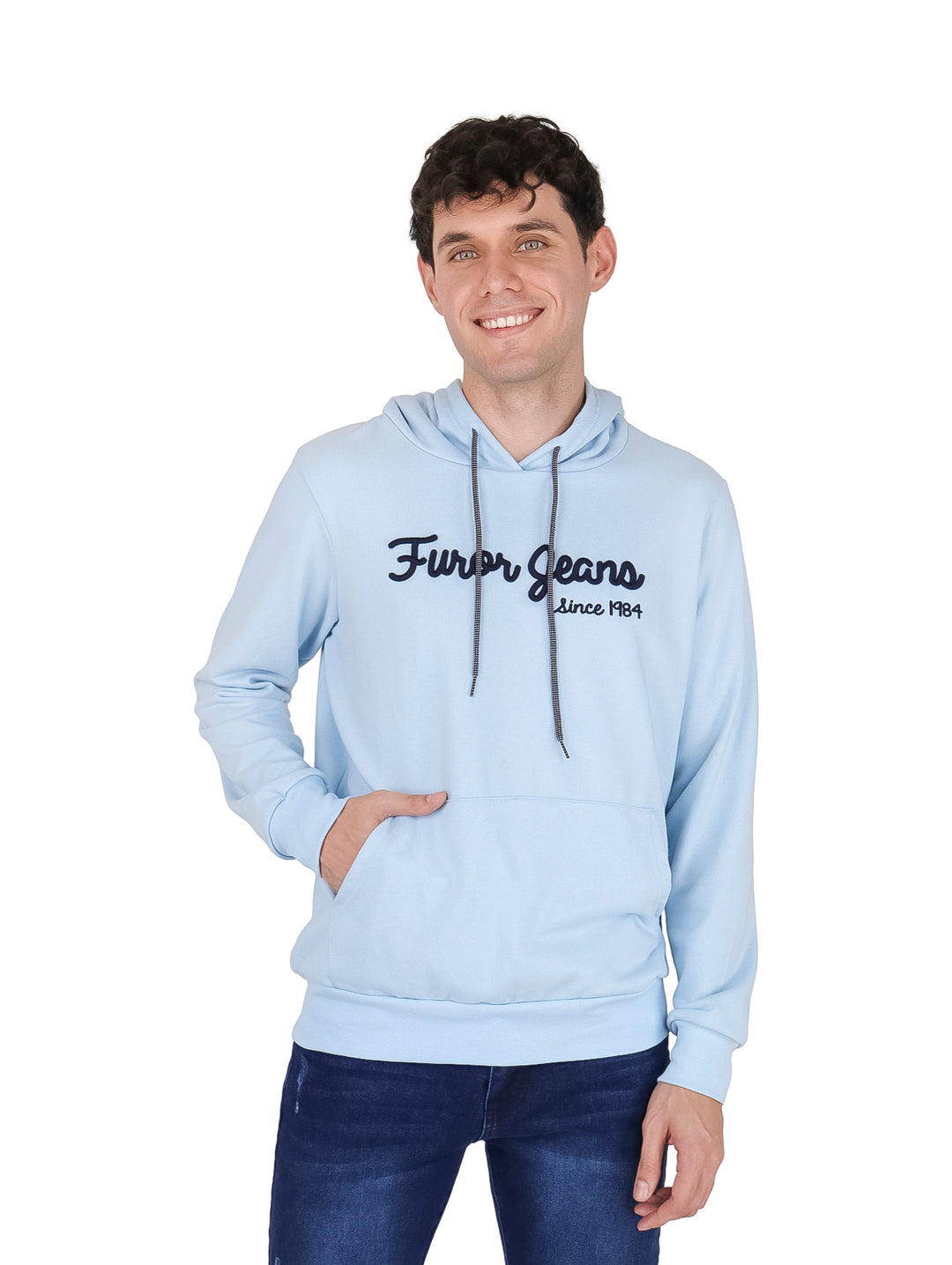 Hombre vistiendo una sudadera con capucha color azul cielo con estampado frontal y pantalones vaqueros azules.