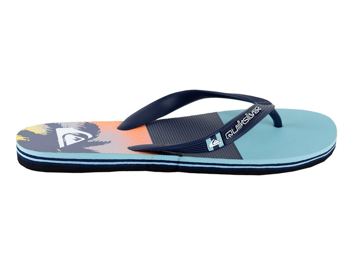 Sandalias Quiksilver en tonos azul y azul marino con un panel colorido en la parte posterior.
