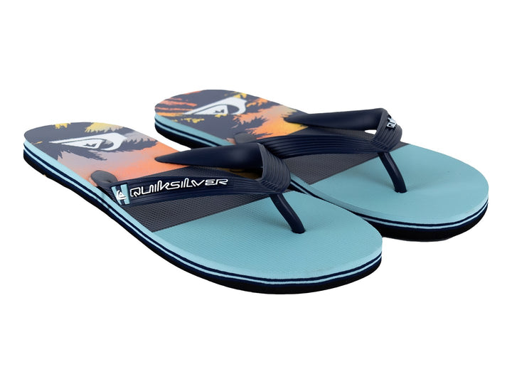 Sandalias Quiksilver en tonos azul y azul marino con un panel colorido en la parte posterior.