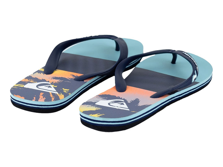Sandalias Quiksilver en tonos azul y azul marino con un panel colorido en la parte posterior.