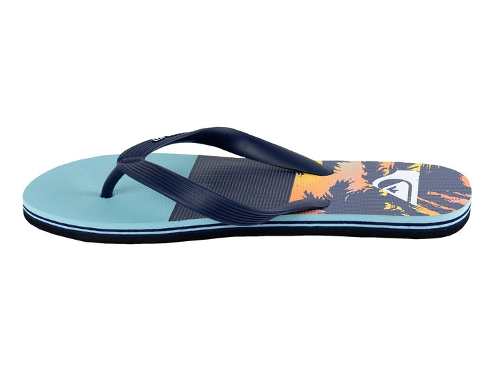 Sandalias Quiksilver en tonos azul y azul marino con un panel colorido en la parte posterior.
