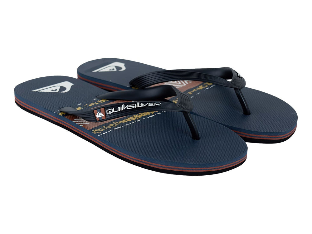Sandalias Quiksilver color gris con detalles decorativos en marrón y blanco en la plantilla.