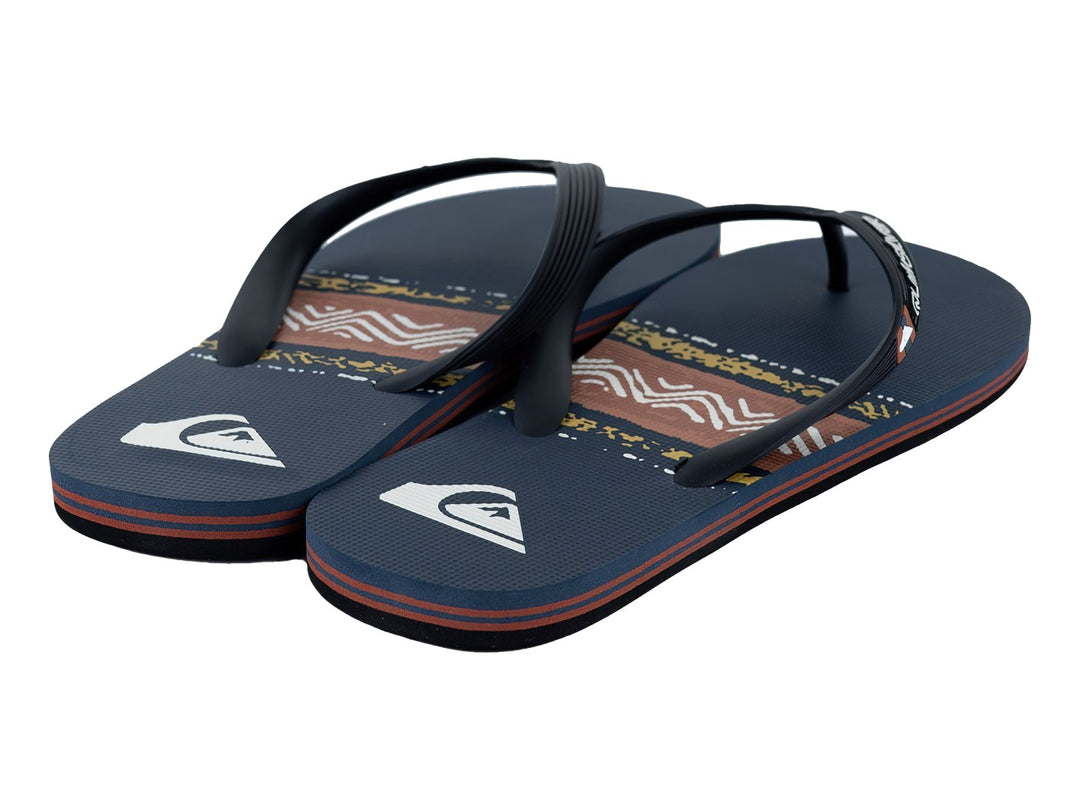 Sandalias Quiksilver color gris con detalles decorativos en marrón y blanco en la plantilla.