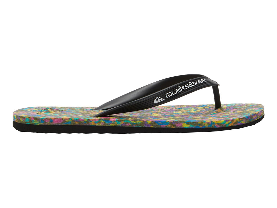 Sandalias Quiksilver con correa negra y suela multicolor moteada.