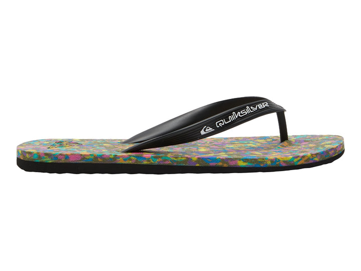Sandalias Quiksilver con correa negra y suela multicolor moteada.