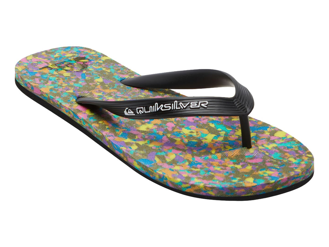 Sandalias Quiksilver con correa negra y suela multicolor moteada.