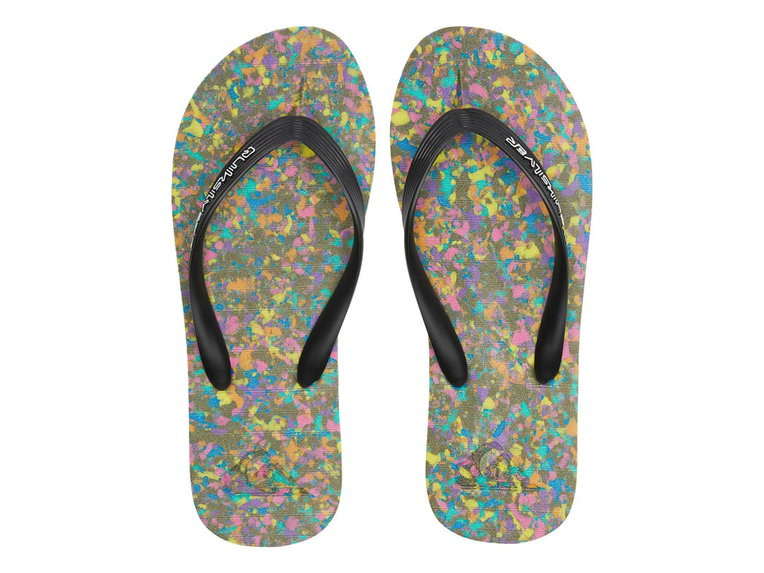 Sandalias Quiksilver con correa negra y suela multicolor moteada.