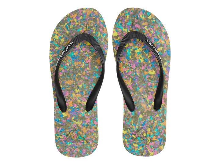Sandalias Quiksilver con correa negra y suela multicolor moteada.