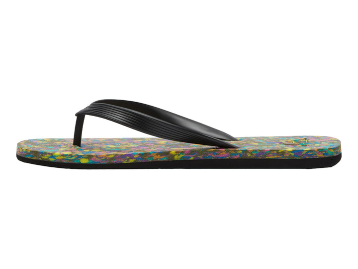 Sandalias Quiksilver con correa negra y suela multicolor moteada.