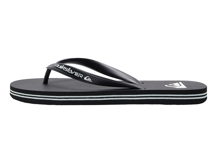 Sandalias Quiksilver color negro con detalles en blanco y logotipo en la correa y planta.