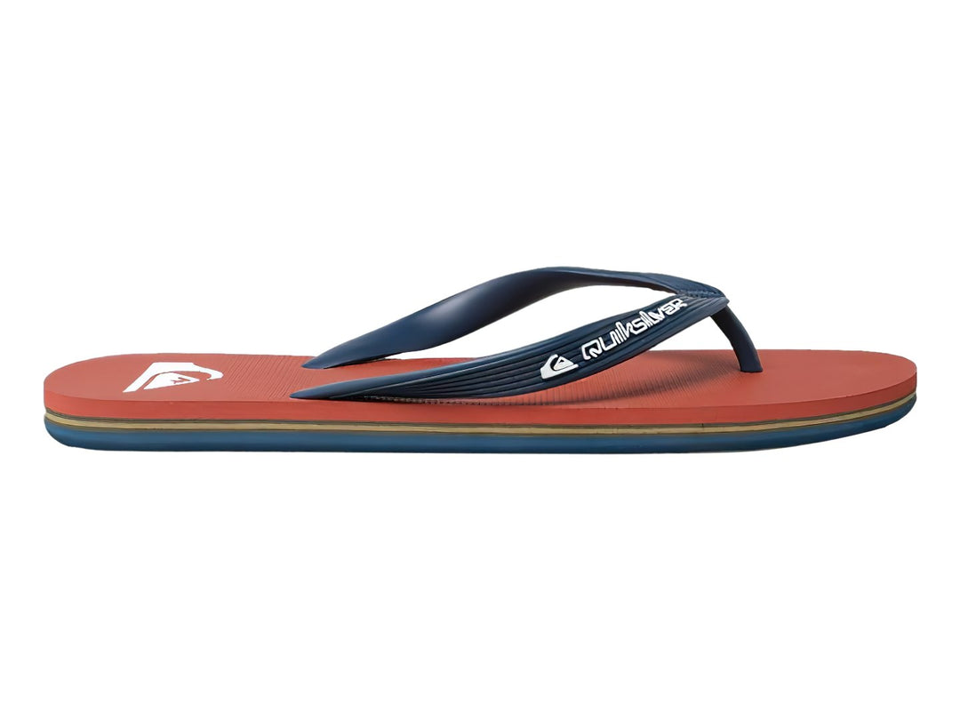 Sandalias Quiksilver color rojo con tiras azul marino y suela plana.