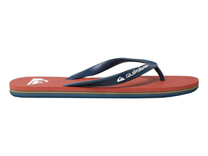 Sandalias Quiksilver color rojo con tiras azul marino y suela plana.
