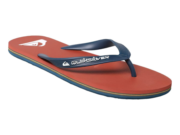 Sandalias Quiksilver color rojo con tiras azul marino y suela plana.