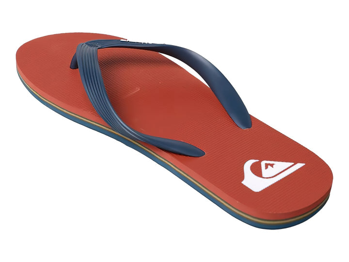 Sandalias Quiksilver color rojo con tiras azul marino y suela plana.