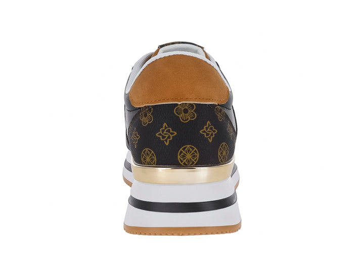 Tenis ATOK color negro con detalles dorados y suela blanca y café.