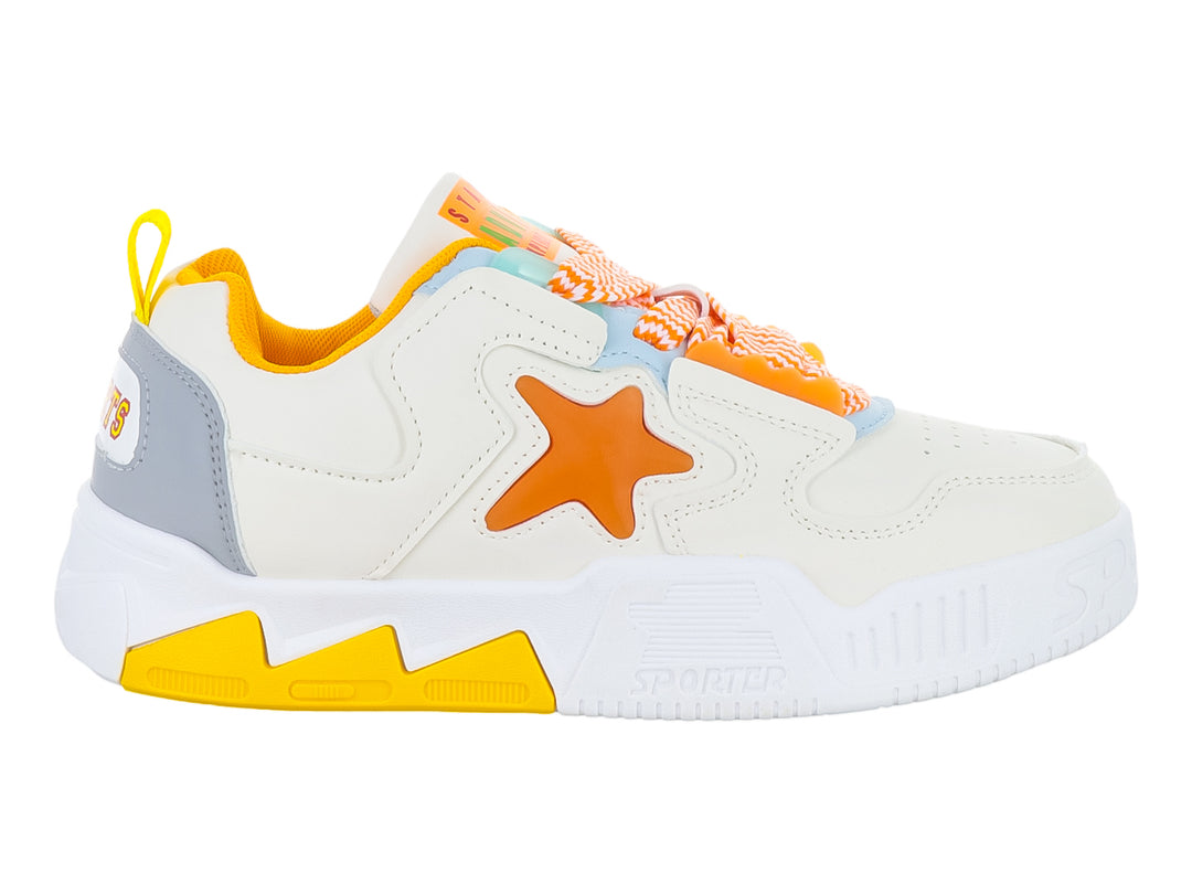 Tenis deportivos color beige con detalles en naranja y gris, destacando una estrella naranja en el lateral.