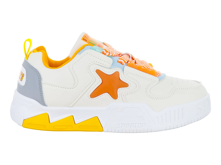 Tenis deportivos color beige con detalles en naranja y gris, destacando una estrella naranja en el lateral.
