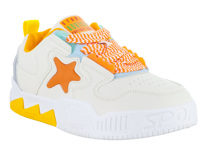 Tenis deportivos color beige con detalles en naranja y gris, destacando una estrella naranja en el lateral.