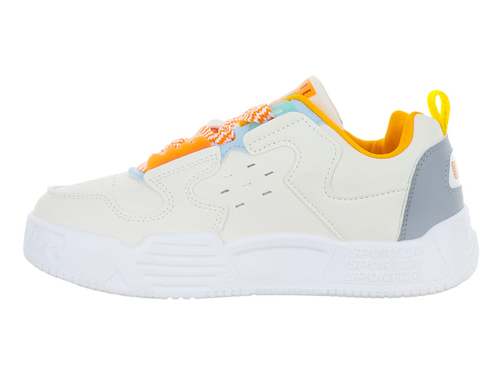 Tenis deportivos color beige con detalles en naranja y gris, destacando una estrella naranja en el lateral.