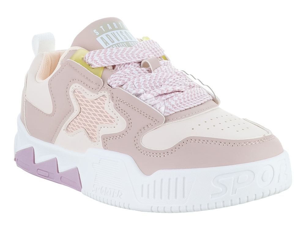 Tenis deportivos para niña en colores beige y rosa con suela blanca y detalles morados.