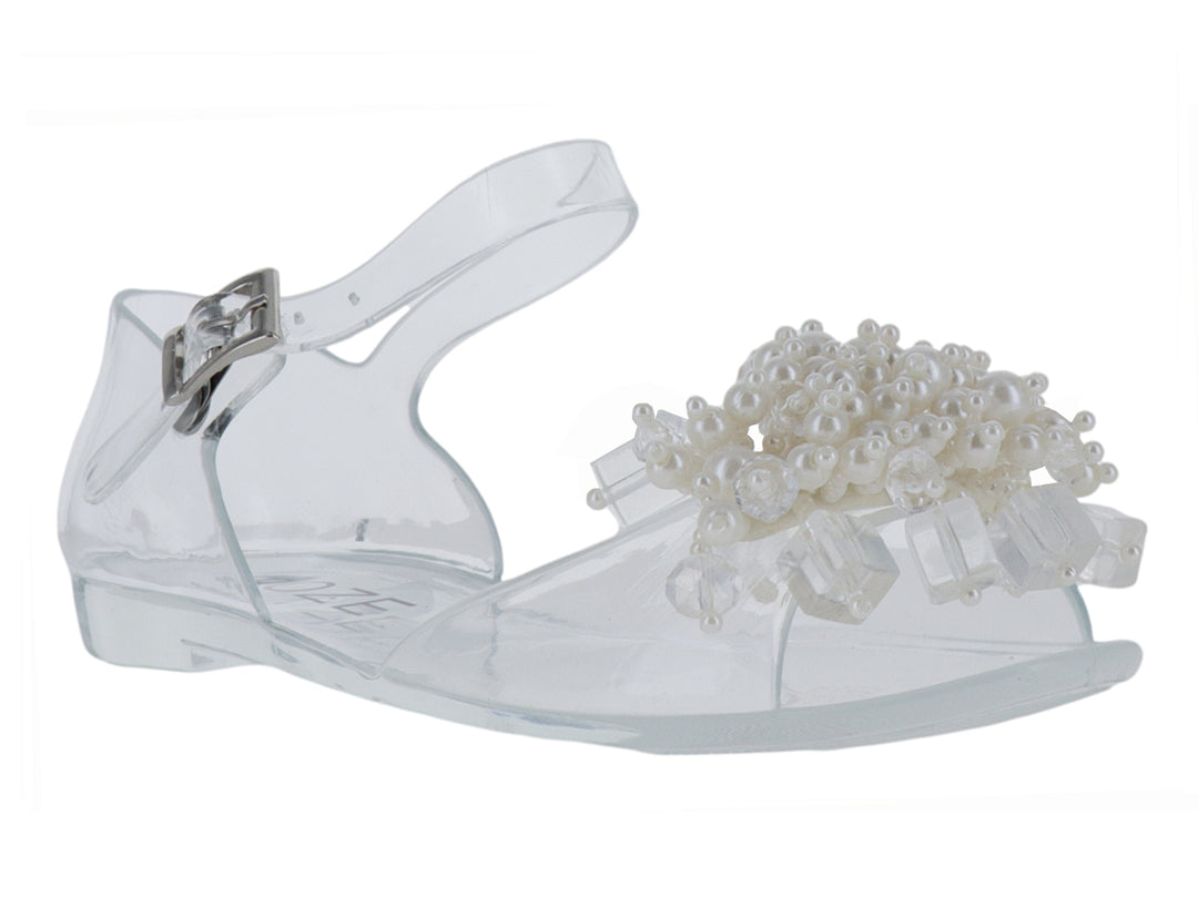 Sandalia transparente para niña con detalle de perlas blancas en la punta y correa con hebilla.