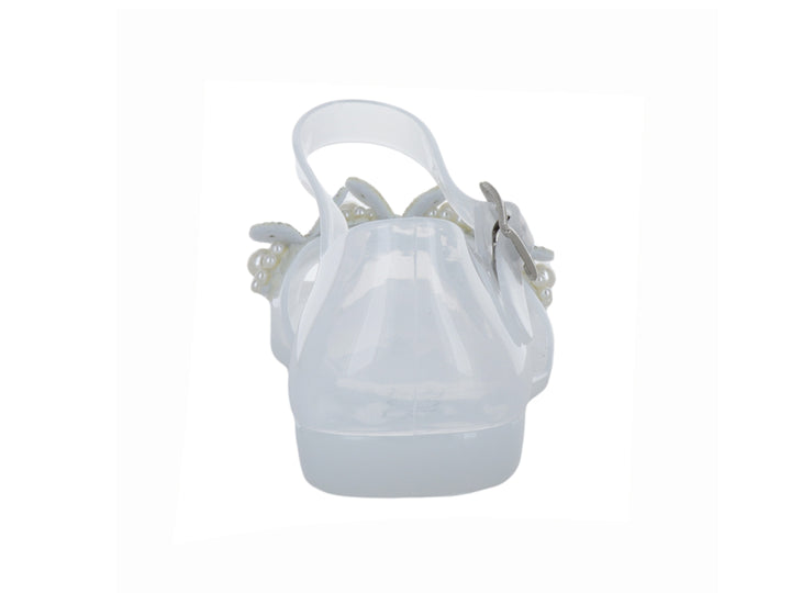 Sandalia blanca para niña con detalle de moño y perlas, correa ajustable y acabado brillante.