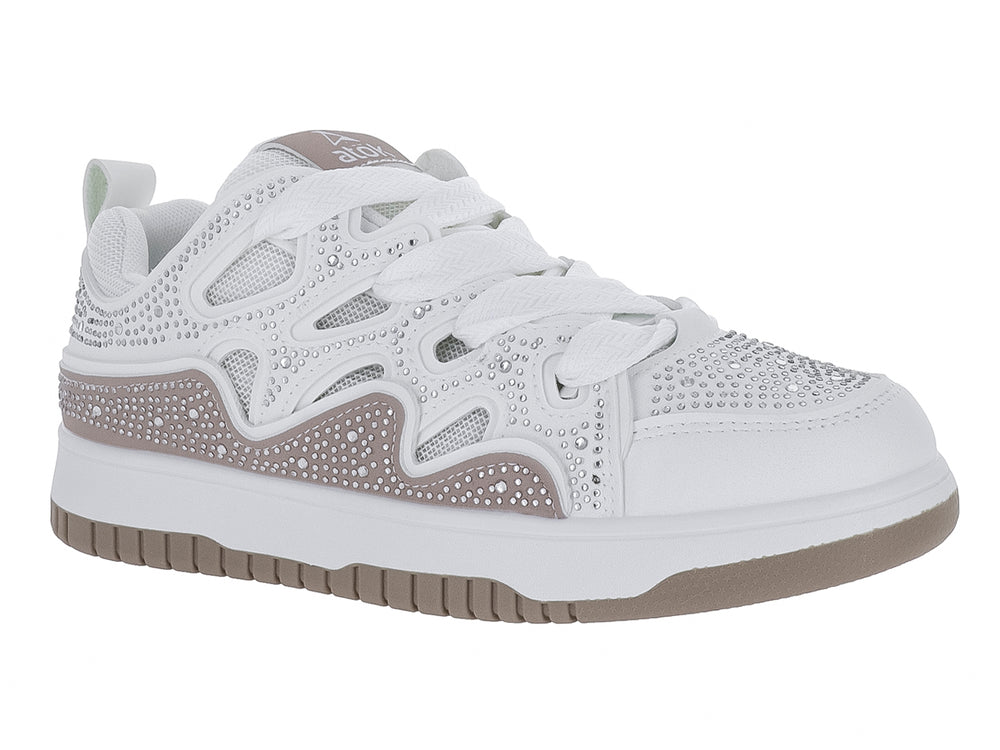 Tenis blancos para mujer con detalles en beige y aplicaciones de brillantes en los laterales y suela blanca.