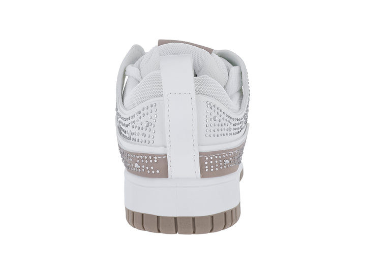 Tenis blancos para mujer con detalles en beige y aplicaciones de brillantes en los laterales y suela blanca.