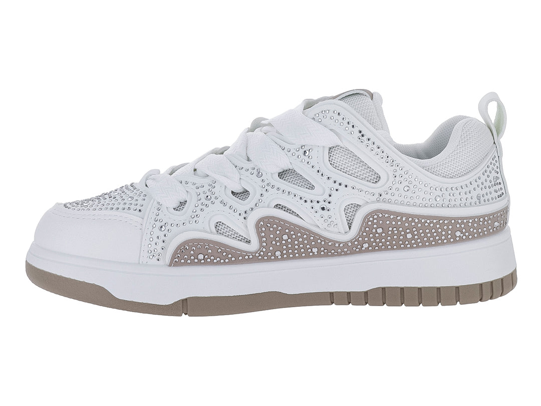 Tenis blancos para mujer con detalles en beige y aplicaciones de brillantes en los laterales y suela blanca.