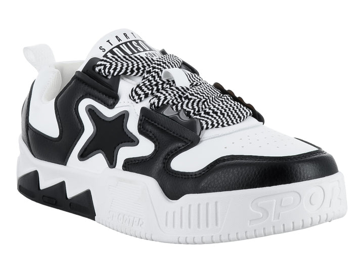 Tenis blancos y negros con diseño de estrella lateral y suela gruesa.
