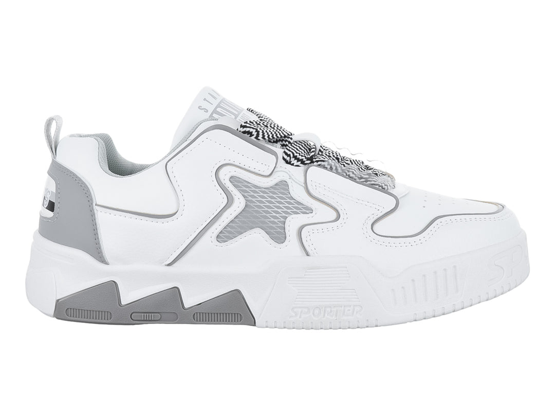Tenis deportivos chunky color blanco con detalles en gris y suela ancha.