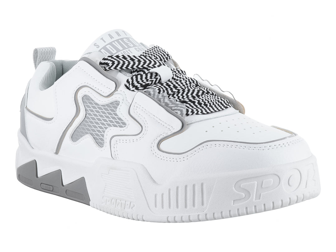 Tenis deportivos chunky color blanco con detalles en gris y suela ancha.