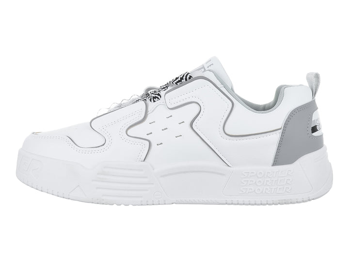 Tenis deportivos chunky color blanco con detalles en gris y suela ancha.