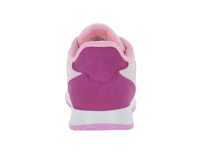 Tenis deportivos infantiles multicolores en tonos rosa, azul, amarillo y morado con suela blanca.
