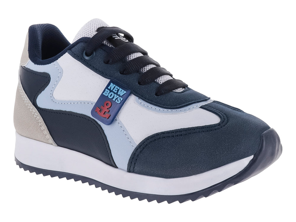Tenis deportivos para niño en colores azul marino, blanco y gris con suela blanca.