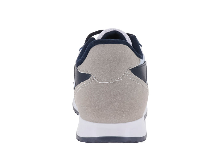 Tenis deportivos para niño en colores azul marino, blanco y gris con suela blanca.