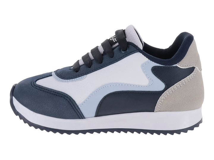 Tenis deportivos para niño en colores azul marino, blanco y gris con suela blanca.