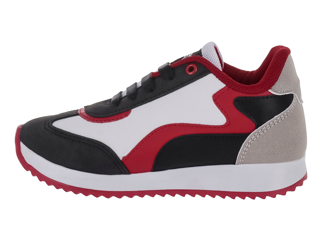 Tenis deportivos infantiles en colores negro, blanco y rojo con detalle plateado en el talón.