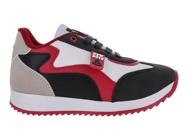 Tenis deportivos para niños en colores negro, rojo y blanco con suela dentada roja.
