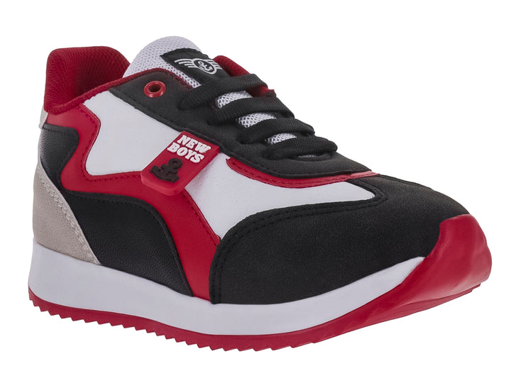Tenis deportivos para niños en colores negro, rojo y blanco con suela dentada roja.