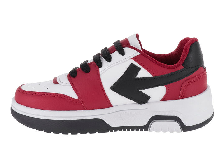 Tenis para niño en colores rojo, blanco y negro con un detalle de flecha negra lateral y suela blanca.