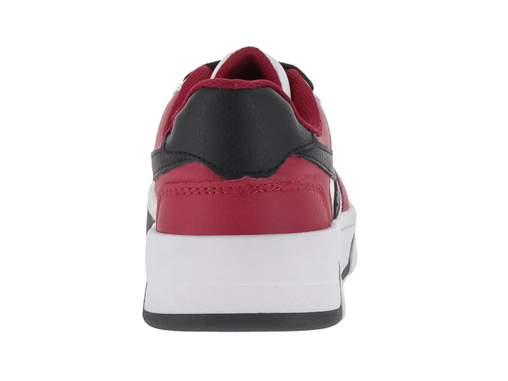 Tenis infantiles color rojo, blanco y negro con suela blanca y detalle de flecha negra lateral.