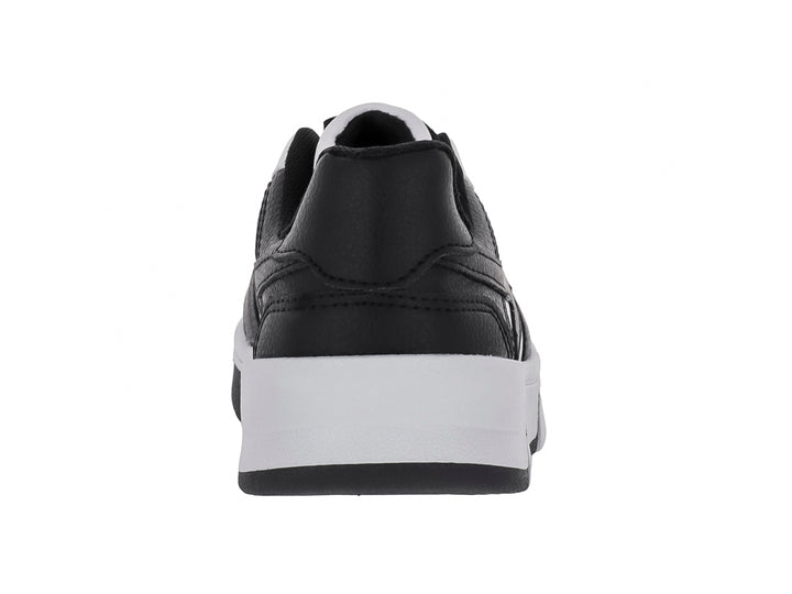 Tenis infantiles New Boys en colores blanco y negro con suela blanca y detalles negros.