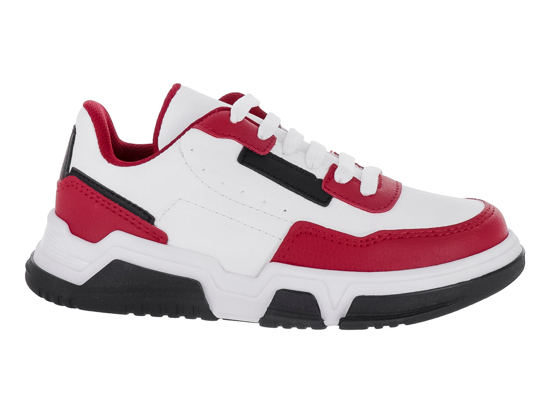 Tenis para niño en colores blanco, rojo y negro con suela robusta y cordones blancos.