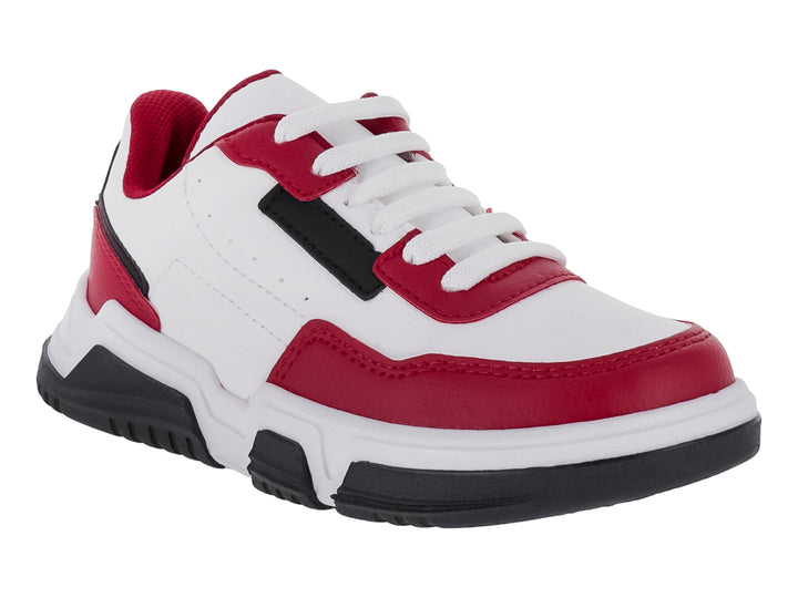 Tenis para niño en colores blanco, rojo y negro con suela robusta y cordones blancos.