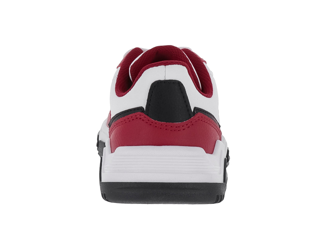 Tenis para niño en colores blanco, rojo y negro con suela robusta y cordones blancos.